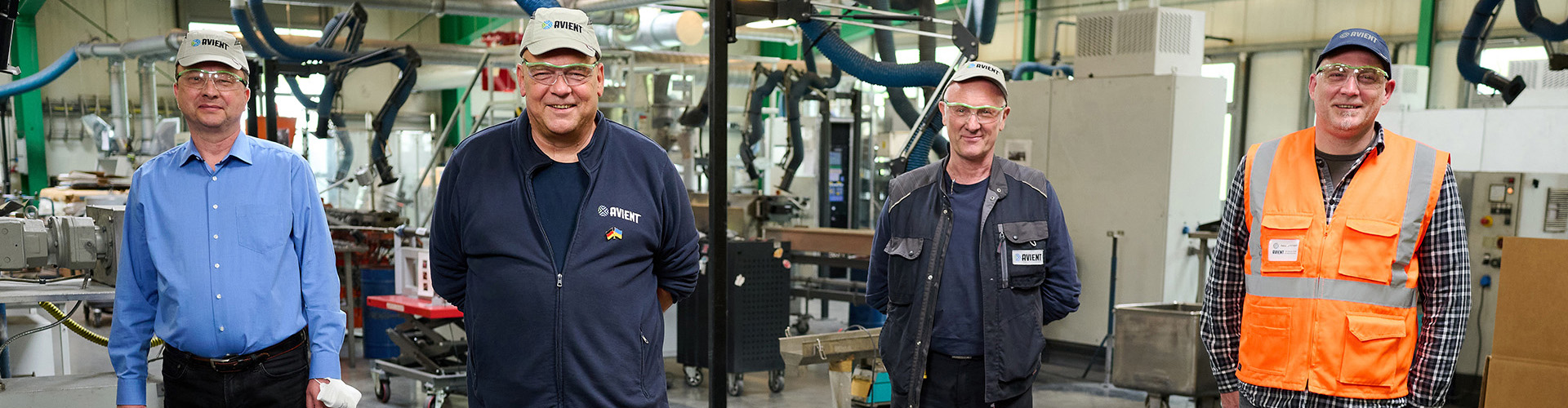 Die zufriedenen Preisträger der AVIENT COMPTEK Kunststoffverarbeitung GmbH: Michael Herbst (2. v. l.) und Thomas Weber(3. v. l.) eingerahmt von Betriebsleiter Rolf Loges (l.) und EHS&S Manager Alexander Fitterer (r.).