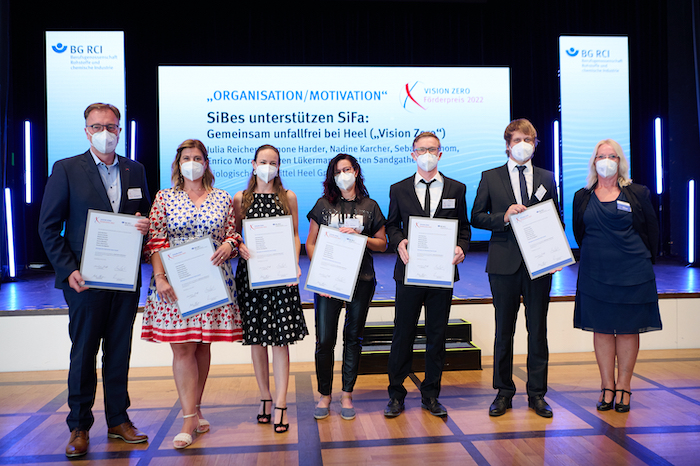 (v.l.n.r.:) Torsten Sandgathe, Simone Harder, Julia Reichert, Nadine Karcher, Sebastian Thom, Sven Lükermann von der Biologische Heilmittel Heel GmbH, Baden-Baden, mit Gabriele Schaale (BG RCI)